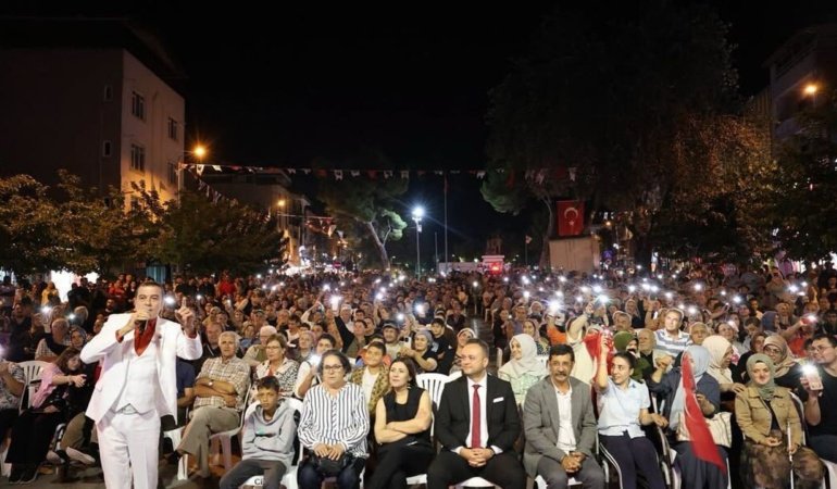 Çivril’de Cumhuriyet Meydanı doldu taştı
