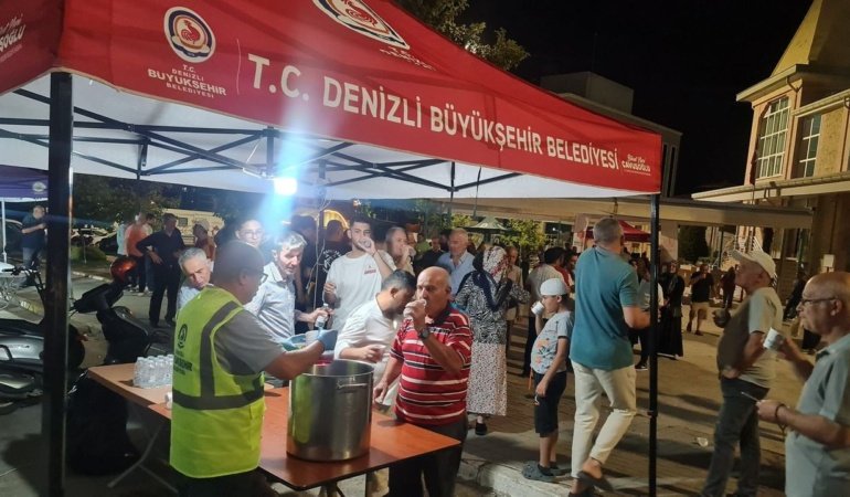 Denizli'de kandil gecesi cami çıkışında anlamlı ikram