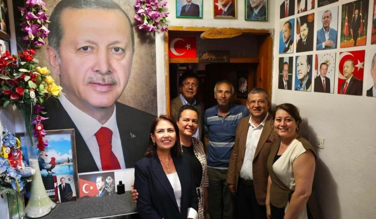 Evinin her köşesini Erdoğan’ın fotoğraflarıyla kapladı