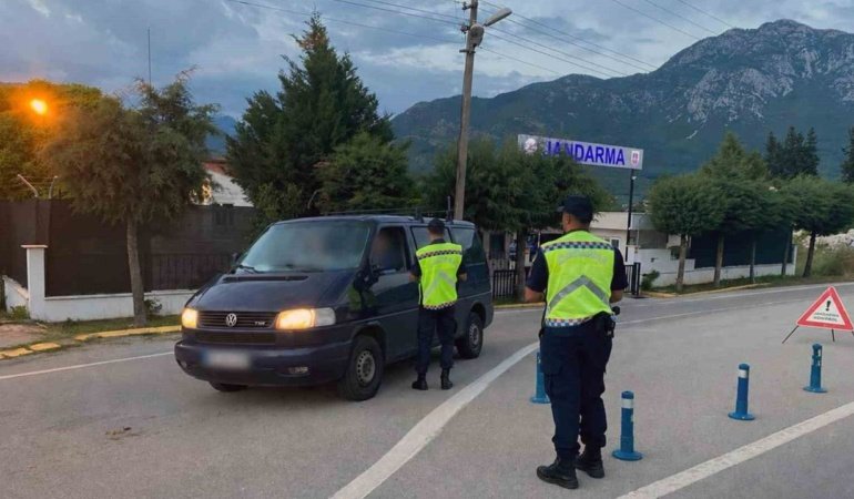 Muğla'da jandarmadan sıkı denetim: 155 araç trafikten men edildi
