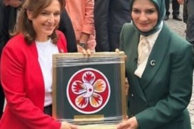 152-yillik-makineyle-islenen-Kizilayin-ilk-amblemi-Bakan-Goktasa-da-hediye-edildi-featured