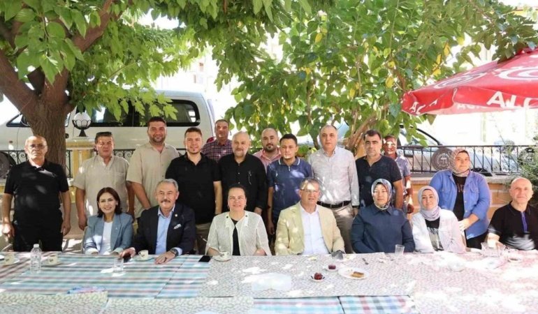 Başkan Subaşıoğlu, AK Parti’ye katılan 15 kişiye rozet taktı