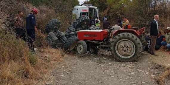 Manisa039da-tarla-yolunda-devrilen-traktor-can-aldi-featured
