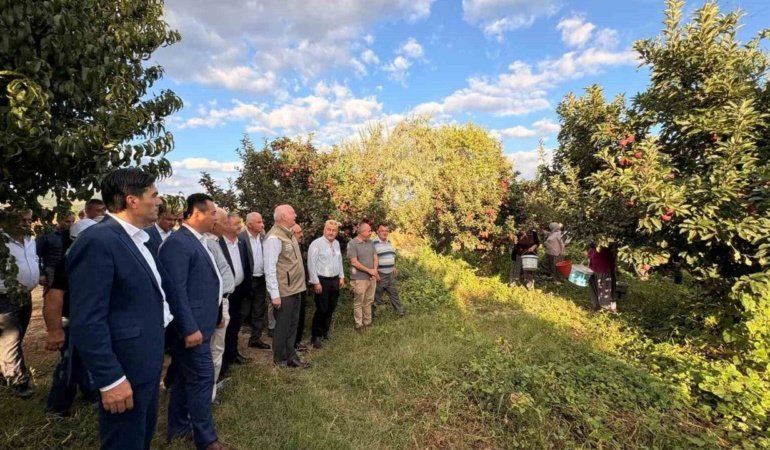 Semsi-Bayraktar-Civrilde-elma-hasadi-yapti-featured