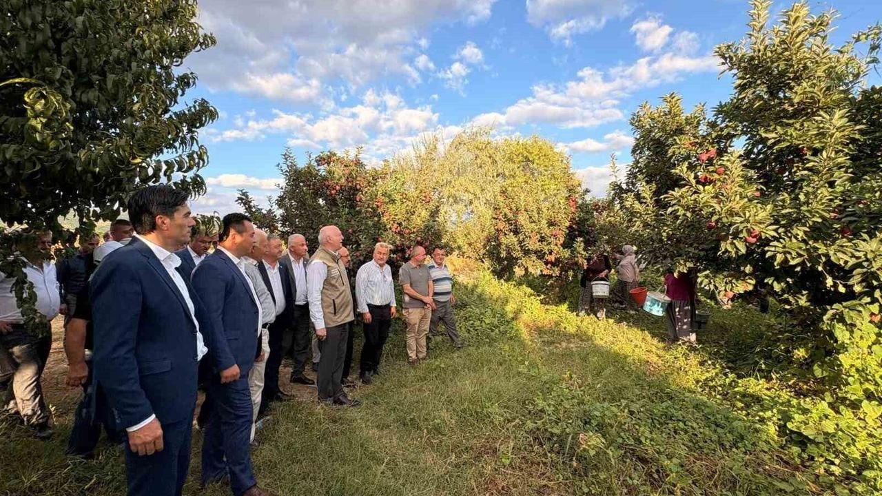Semsi-Bayraktar-Civrilde-elma-hasadi-yapti-featured