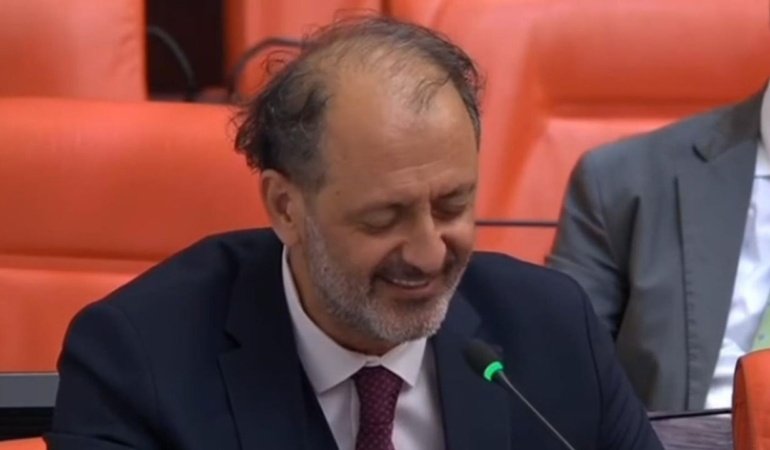 AK Partili Yücel Arzen Hacıoğulları Meclis'te İzmir Marşı'nı seslendirdi