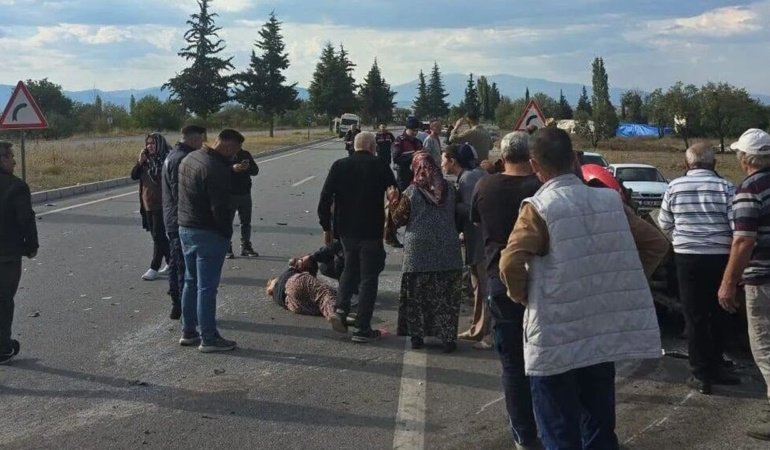 Acıpayam Kavşağında kaza: Traktör ikiye bölündü, 2'si ağır 8 yaralı