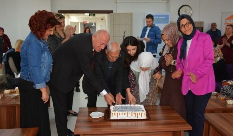 Başkan Kumral, Babadağ’ın çınarlarıyla birlikte şarkılar söyledi