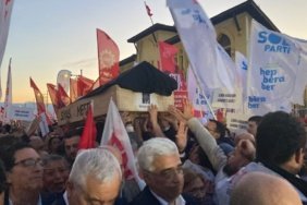 Izmir039de-Cemil-Tugay039in-Ak-Parti039ye-gecisine-karsi-protestoda-gerginlik-featured