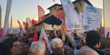 Izmir039de-Cemil-Tugay039in-Ak-Parti039ye-gecisine-karsi-protestoda-gerginlik-featured