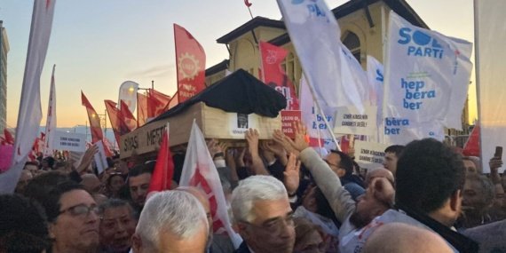 Izmir039de-Cemil-Tugay039in-Ak-Parti039ye-gecisine-karsi-protestoda-gerginlik-featured