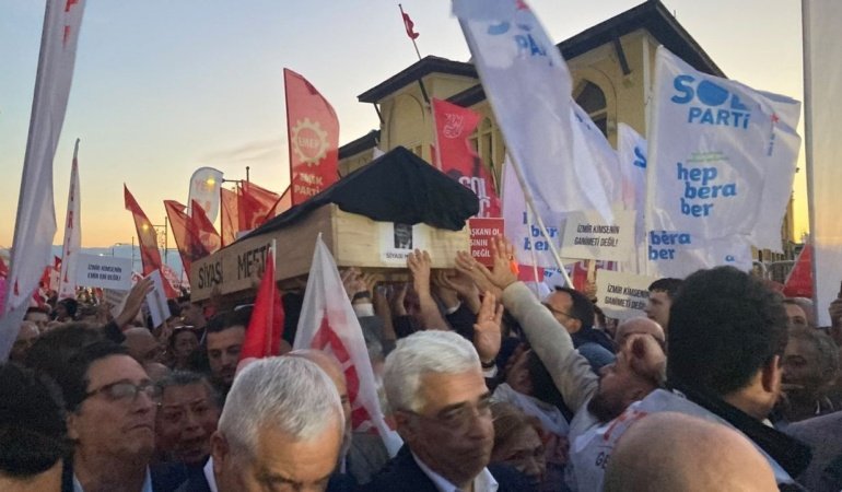İzmir'de Cemil Tugay'ın Ak Parti'ye geçişine karşı protestoda gerginlik