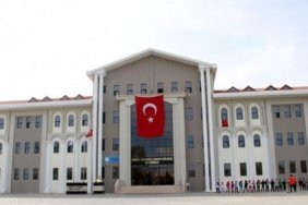 Ortaokulda-hareketli-dakikalar-Belinde-tabancayla-mudurun-odasina-girdi-featured